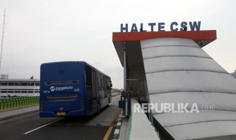 Bus Transjakarta Koridor 13 Tendean-Ciledug melintasi halte CSW di Jakarta Selatan, Selasa (17/4).