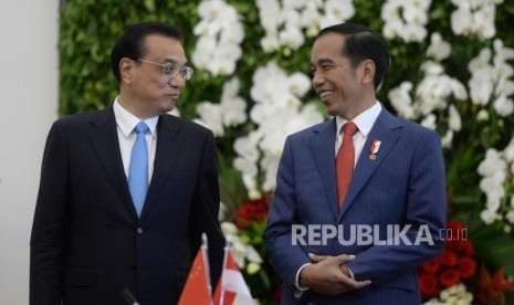 Terima Kunjungan PM RRT. Presiden Joko Widodo (kanan)  bersama Perdana Menteri Cina Li Keqiang berbincang sebelum pernyataan bersama saat kunjungan kenegaraan di Istana Bogor, Jawa Barat, Senin (7/5).