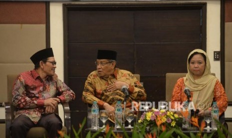 Ketua Umum  Pengurus Besar Nahdlatul Ulama  (PBNU) Said Aqil Siroj (tengah) berbincang dengan Ketua PBNU Robikin Emhas (kiri) dan Sekretaris Lembaga Kemaslahatan Keluarga (LKK) PBNU Alissa Wahid (kanan) saat hadir pada acara seminar di Jakarta, Sabtu (28/4).