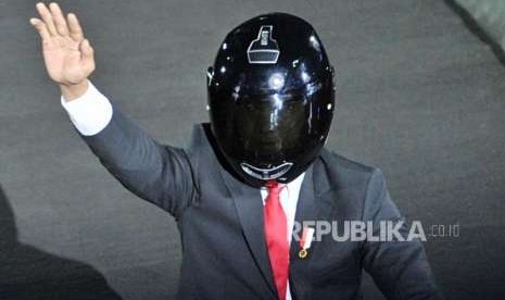 Presiden Joko Widodo menaiki motor saat pembukaan Asian Games 2018 di Stadion GBK, Senayan, Jakarta, Sabtu (18/8).