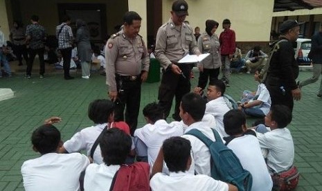  Puluhan pelajar ditangkap polisi