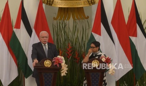 Menteri Luar Negeri Palestina Riyad al-Maliki(kiri)  bersama Menteri Luar Negeri Indonesia (kanan)  memberikan keterangan kepada media usai mengadakan pertemuan bilateral di  gedung Pancasila Kementrian Luar Negeri, Jakarta, Selasa (16/10).