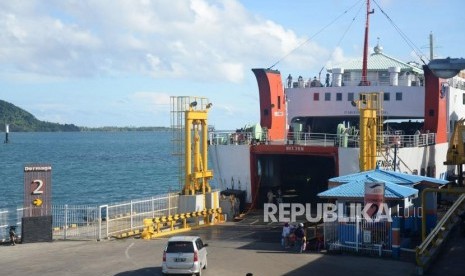 Kendaraan memasuki kapal untuk menyeberang di Pelabuhan Bakauheni, Lampung. BMKG Lampung memprakirakan akan terjadi gelombang laut tinggi di Selat Sunda. Ilustrasi.