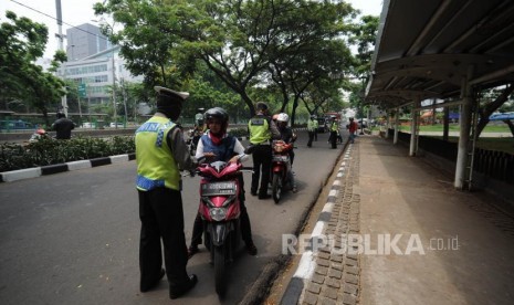 Operasi Zebra. Anggota Kepolsian Satlantas Polda Metro Jaya menindak pengendara kendaraan roda dua yang melakukan pelanggaran dengan memasuki jalur cepat di jalan Letdjen Suprapto, Jakarta, Rabu (11/01).