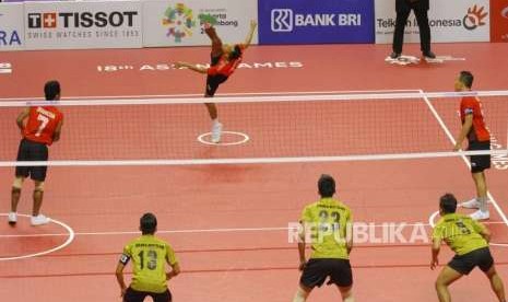 Sepak Takraw Putra Gagal Ke Final. Pesepak Takraw Indonesia Victoria Eka Prasetya (tengah) melakukan servis saat perandingan melawan Tim Malaysia pada cabang Sepak Takraw Nomor Beregu Putra Asian Games 2018 di Ranau Hall, Komplek Olahraga Jakabaring, Palembang, Selasa (21/8).