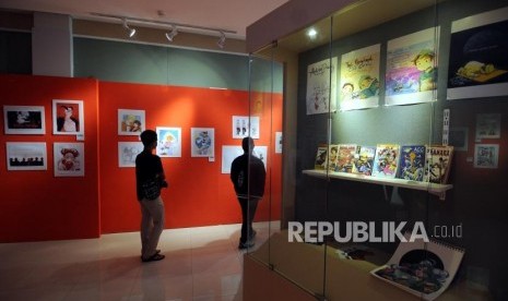 Pengunjung melihat pameran komik dan ilustrasi di Museum Basoeki Abdullah, Cilandak, Jakarta, Ahad (21/1).