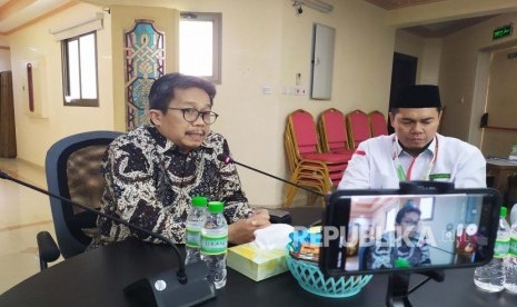 Konsul Jenderal KJRI Jeddah, Muhammad Hery Saripudin (kiri) sedang memaparkan pandangannya terkait penyelenggaraan ibadah haji di Tanah Suci serta kerja sama yang dilakukan Pemerintah Indonesia dengan Kerajaan Arab Saudi di hadapan wartawan yang tergabung dalam media center haji (MCH), Jumat (6/7)  malam di Madinah. 