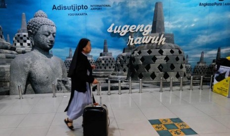 Calon penumpang pesawat berjalan di terminal B bandara Adisutjipto Yogyakarta, Senin (26/8/2019).