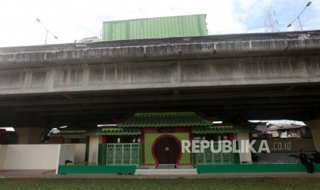 Suasana Masjid Babah Alun di Jalan Papanggon, Kolong Tol Wiyoto Wiyono, Tanjung Priok, Jakarta, Senin (21/5).