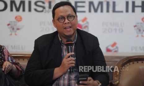 Diskusi Publik. Anggota Komisi II DPR RI Lukman Edy dalam Diskusi Publik yang bertempat di Media Center KPU, Jakarta, Selasa (07/11). Diskusi publik kali ini mengambil tema 