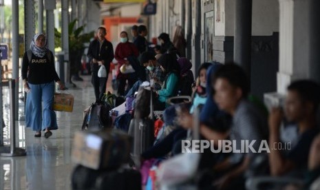 Penumpang menunggu rangkaian kereta api di stasiun. ilustrasi