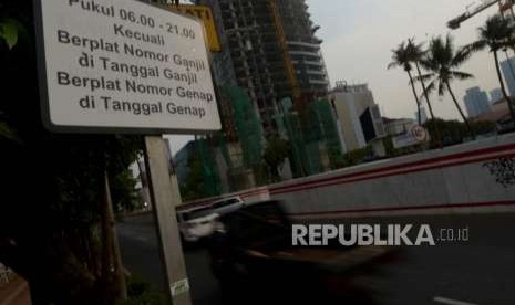  Rambu lalu lintas imbauan tentang peraturan ganjil genap di jalan Rasuna Said, Jakarta Selatan, Ahad (14/10).