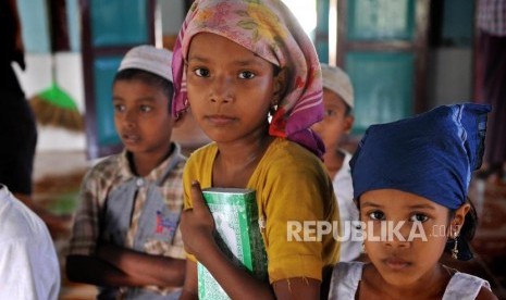 Sejumlah anak muslim bersiap mengikuti tadarus alquran di masjid kampung Char Pauk, Sittwe, Myanmar, Sabtu (2/6).