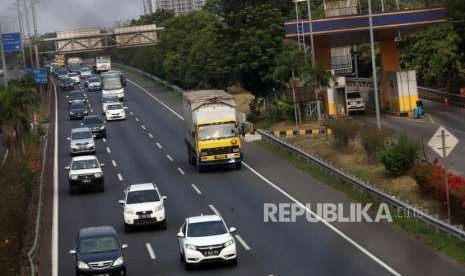 Sejumlah kendaraan melintas di ruas Jalan Tol Lingkar Luar Jakarta atau Jakarta Outer Ring Road (JORR) Bambu Apus, Jakarta, Ahad (30/9).