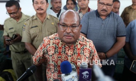 Gubernur Papua Lukas Enembe memberikan keterangan kepada media di Bandara Sentani, Jayapura, Papua, Rabu (15/11).