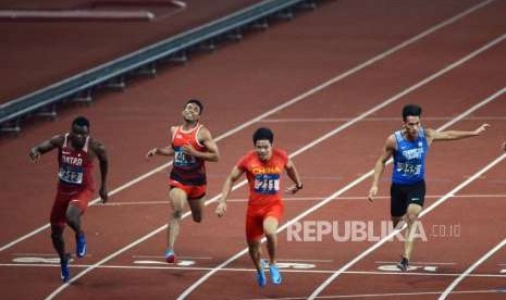 Perlombaan final cabang olahraga atletik Asian Games 2018 kategori lari 100 meter putra di Stadion Utama Gelora Bung Karno, Jakarta, (Ahad (26/8).