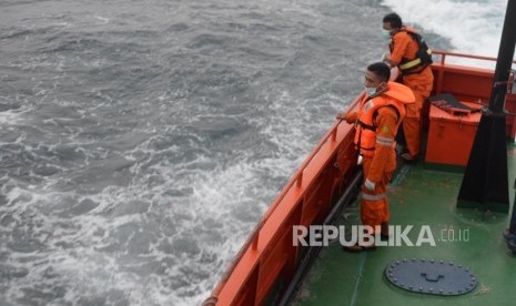 Anggota Basarnas melakukan penyisiran korban dan serpihan  pesawat jatuh Lion Air JT610 di perairan Karawang, Jawa Barat. Selasa (30/10).