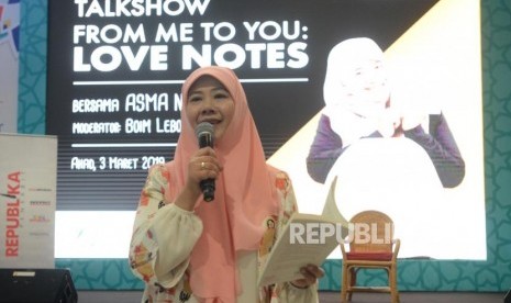 Penulis Asma Nadia memberikan paparan saat talkshow pada acara Islamic Book Fair 2019 di Jakarta Convention Center, Jakarta, Ahad (3/3).