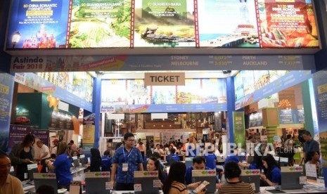 Pengunjung mencari informasi paket wisata pada acara Astindo Travel Fair/ilustrasi.