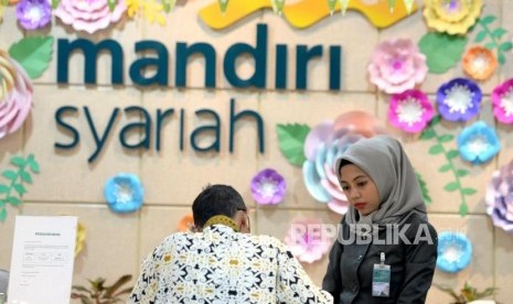 Peningkatan DPK. Petugas melayani nasabah di Bank Syariah Mandiri cabang Thamrin, Jakarta, Kamis (9/11).