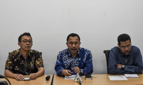 Ketua Komnas HAM Ahmad Taufan Damanik (tengah), bersama Koordinator Subkomisi Pemajuan HAM Beka Ulung Hapsara (kiri), Koordinator Subkomisi Penegakan HAM Amiruddin Al-Rahab memberikan keterangan pers terkait debat pertama capres-cawapres 2019 di Jakarta, Jumat (18/1/2019).