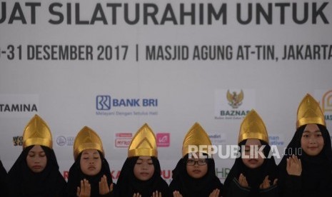 Penari saman menghibur tamu dan pengunjung sebelum Ustad Yusuf Mansur memberikan ceramah sebagai pembuka acara Festival Republik di Masjid Agung At-Tin, Jakarta, Jumat (29/12).