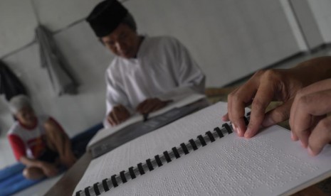 Santri mengaji menggunakan Alquran braille di TPA Al-Ikhwan yang diperuntukkan khusus tuna netra di Solo, Jawa Tengah, Sabtu (27/5). Santri setempat melaksanakan mengaji atau tadarus menggunakan Alquran braille sebagai kegiatan rutin selama Ramadan. ANTARA FOTO/Maulana Surya/kye/17.