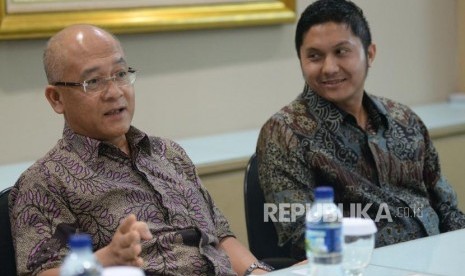 Direktur Bidang Hukum, Promosi dan Hubungan Eksternal Komite Nasional Keuangan Syariah (KNKS) Taufiq Hidayat memberikan paparan didampingi Direktur Pendidikan dan Riset Keuangan Syariah KNKS Sutan Emir Hidayat saat berkunjung ke Kantor Republika, Jakarta, Selasa (8/6).