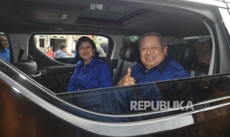 Ketua Umum Partai Demokrat Susilo Bambang Yudhoyono bersama Ani Yudhoyono  didalam mobil berpamitan usai   menyampaikan pernyataan politik di awal tahun 2018 di kantor Sekretariat DPC Partai Demokrat, Jalan Tegar Beriman, Cibinong, Kabupaten Bogor, Jawa Barat, Jumat (5/1).