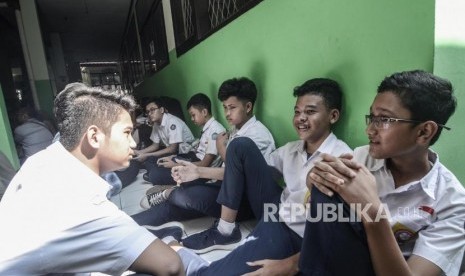 Pendaftaran PPDB online SMA.Sejumlah Calon Siswa menunggu pendafataran Penerimaan Peserta Didik Baru (PPDB) 2019 tingkat SMA-SMK di SMAN 2 Bekasi, Jawa Barat, Senin (17/6).