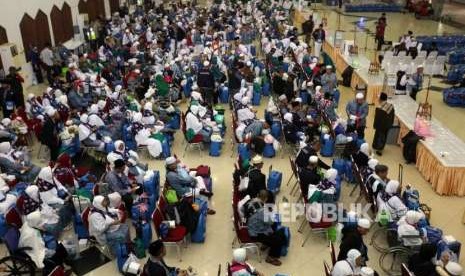 Suasana Jamaah Haji Indonesia Kloter 19 Debarkasi Jakarta Pondok Gede (JKG) saat tiba di Asrama Haji Pondok Gede, Jakarta, Rabu (5/9).