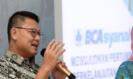 Kenaikan Laba Semester Pertama. Direktur Utama BCA Syariah John Kosasih memberikan paparan kinerja BCA Syariah Semester pertama di Jakarta, Selasa (31/7).