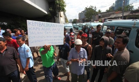 Massa sopir angkutan umum jurusan Tanah Abang melakukan aksi demo di Kawasan Tanah Abang, Jakarta, Senin (29/1).