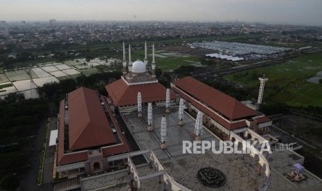 Masjid Agung Jawa Tengah (MAJT) yang terletak di jalan Gajah Raya, Kelurahan Sambirejo, Kecamatan Gayamsari, Kota Semarang, Jawa Tengah, Jumat (24/11).