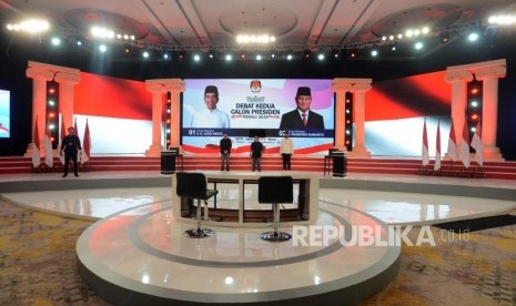 Suasana gladi kotor debat kedua Pilpres 2019 di Ballroom Hotel Sultan, Senayan, Jakarta, Sabtu (16/2).