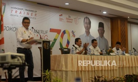 Sekretaris TKN Jokowi-Ma'ruf, Hasto Kristiyanto, memberikan sambutan sekaligus membuka acara workshop dan training of trainer di Jakarta, Jumat (7/12).