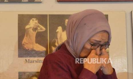 Ekpresi aktivis kemanusiaan, Ratna Sarumpaet memberikan keterangan kepada media terkait pemberitaan penganiyaan terhadap dirinya di kediaman Ratna Srumpaet, Jakarta, Rabu (3/10).