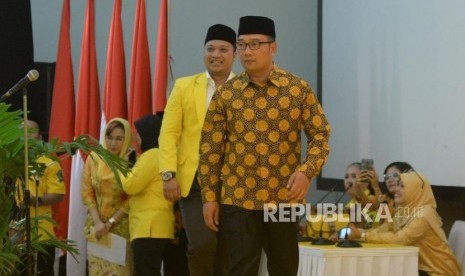 Wali Kota Bandung Ridwan Kamil dan Politikus Golkar Daniel Mutaqien Syafiuddin bersiap memberikan sambutan pada acara penyerahan rekomendasi Calon Gubernur dan Wakil Gubernur Provinsi Jawa Barat di DPP Partai Golkar, Jakarta (Ilustrasi)