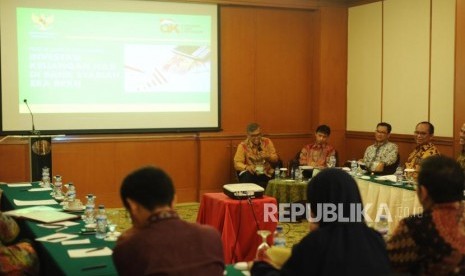 Memaparkan. Hana Wijaya Direktur Bank BPD Jateng (Kanan), Ketua Working Group Pengembangan Product Asbisindo(Tengah), direktur perbankan Syariah OJK sedang memberikan materi dalam FGD  investasi keuangan haji  di perbankan syariah era BPKH, Jakarta, Selasa(28/11).