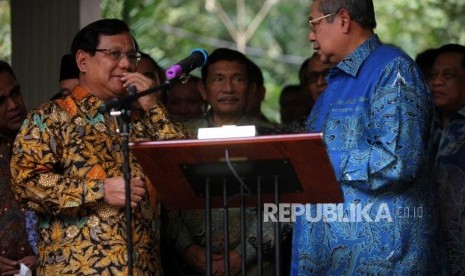 Ketua Umum Partai Gerindra Prabowo Subianto (kiri) bersama Ketua Umum Partai Demokrat Susilo Bambang Yudhoyono (kanan) memberikan keterangan kepada media seusai pertemuan tertutup di kediaman Prabowo, Jalan Kertanegara, Kebayoran Baru, Jakarta, Senin (30/7).