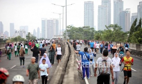 Suasana warga saat hari bebas kendaraan bermotor (BHKB) di jalan layang non tol (JLTN) Antasari, Jakarta, Ahad (14/1).