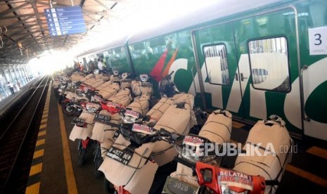 Angkutan Motor Gratis Pemudik. Petugas membongkar muatan motor pemudik di Stasiun lempuyangan, Yogyakarta, Selasa (28/5/2019).