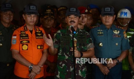 Panglima TNI Marsekal Hadi Tjahjanto didampingi Kepala Basarnas Marsekal Madya M. Syaugi memberikan keterangan usai meninjau lokasi jatuhnya pesawat Lion Air JT 610 di Dermaga JICT 2, Pelabuhan Tanjung Priok, Jakarta, Rabu (31/10).