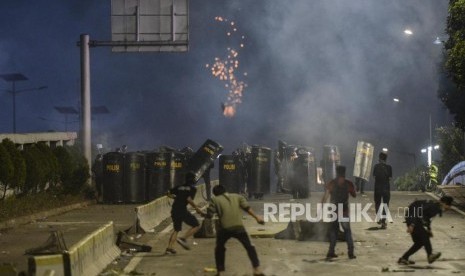 Sejumlah massa saat berhadapan dengan polisi di kawasan Gatot Subroto, Jakarta, Selasa (24/9).