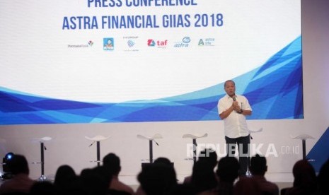 Direktur PT Astra Internasional Tbk Suparno Djasmin memberikan paparannya saat Konferensi Pers Astra Finansial GIIAS 2018 di Jakarta, Selasa (24/7).