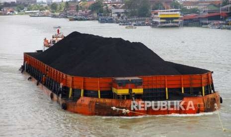 Penguatan Harga Batubara. Kapal tunda menarik tongkang batubara di Sungai Musi, Palembang, Ahad (2/9).