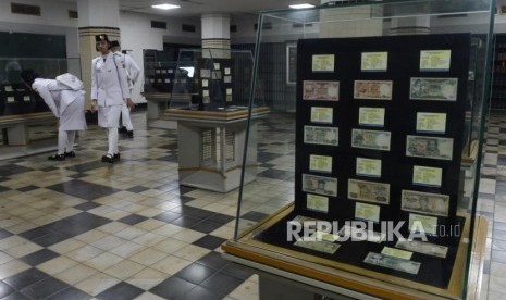 Sejumlah Paskibraka Nasional 2019 melihat koleksi yang ditampilkan di Museum Mandiri, Jakarta, Selasa (20/8).