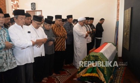 Sholat Jenazah Dianjurkan Diikuti Banyak Jamaah (ilustrasi).