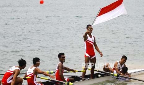 Tambahan Emas Dari Dayung. Atlet Dayung Putra Indonesia melakukan selebrasi usai finish pertama pada cabang Dayung nomor kelas ringan delapan putra Asian Games 2018 di Komplek Olahraga Jakabaring, Palembang, Jumat (24/8).