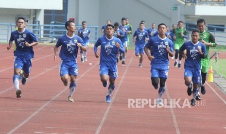 Para pemain Persib berlatih fisik di Stadion Gelora Bandung Lautan Api (GBLA), Kota Bandung, Senin (12/3).